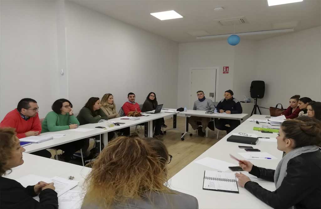 El director de D´Genes mantiene una reunión de trabajo con el equipo de la asociación